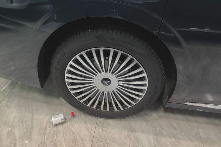 Used VOYAH Dream 2025 PHEV Four-Wheel Drive Prestige Qiankun Edition Right Rear Wheel Hub