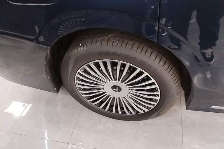 Used VOYAH Dream 2025 PHEV Four-Wheel-Drive Flagship Kunpeng Edition Right Rear Wheel Hub