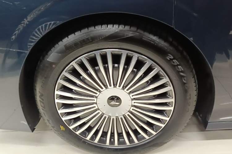 Used VOYAH Dream 2025 PHEV Four-Wheel-Drive Flagship Version – Qiankun Edition Right Rear Wheel Hub