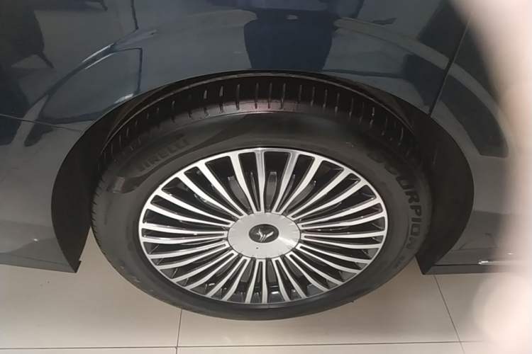 Used VOYAH Dream 2025 PHEV Four-Wheel-Drive Flagship Kunpeng Edition Right Rear Wheel Hub
