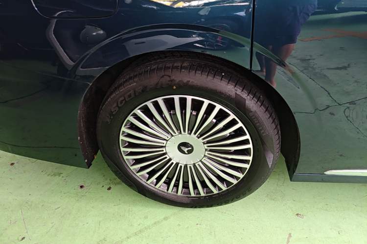 Used VOYAH Dream 2025 PHEV Four-Wheel Drive Prestige Kunpeng Edition Right Rear Wheel Hub