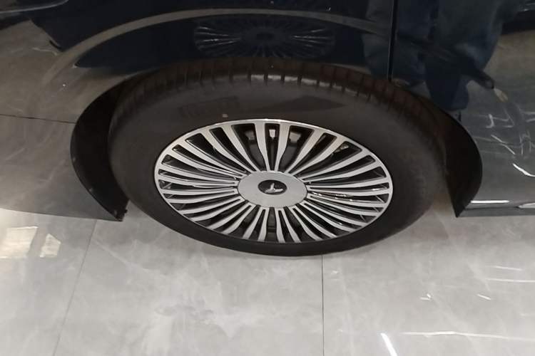 Used VOYAH Dream 2025 PHEV Four-Wheel-Drive Flagship Kunpeng Edition Right Rear Wheel Hub