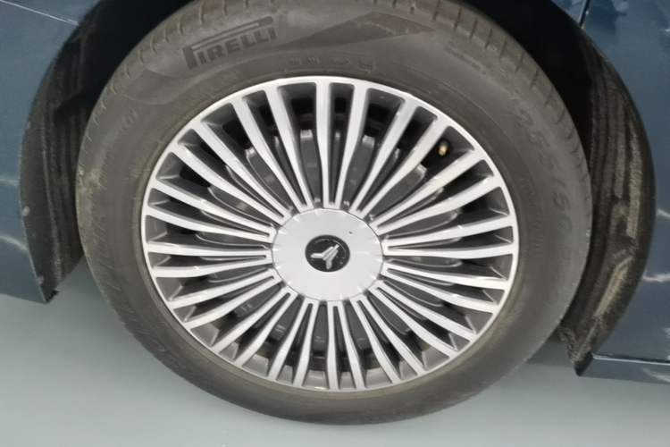 Used VOYAH Dream 2025 PHEV Four-Wheel-Drive Flagship Version – Qiankun Edition Right Rear Wheel Hub