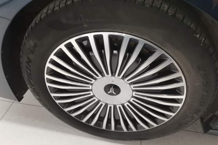 Used VOYAH Dream 2025 PHEV Four-Wheel-Drive Flagship Kunpeng Edition Right Rear Wheel Hub