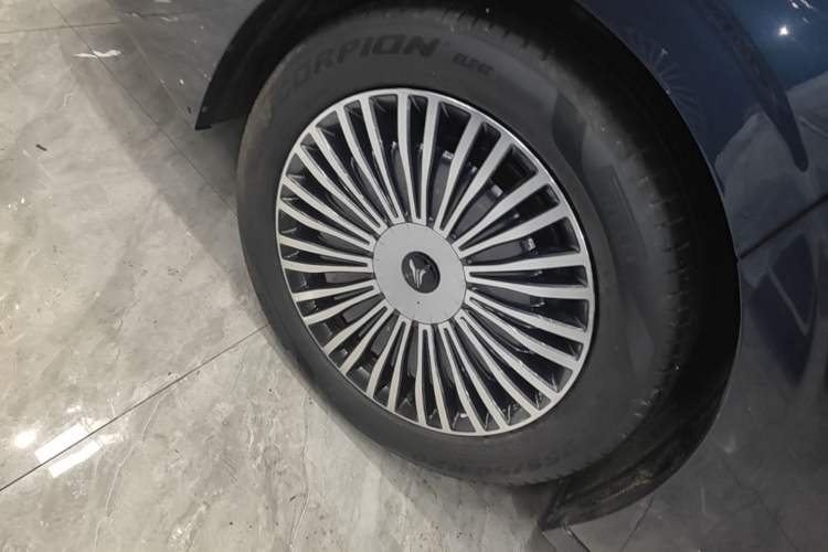 Used VOYAH Dream 2025 PHEV Four-Wheel-Drive Flagship Kunpeng Edition Right Rear Wheel Hub