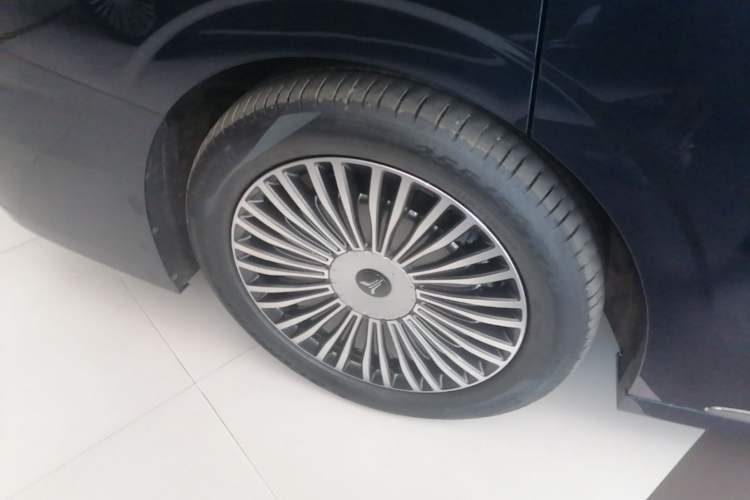 Used VOYAH Dream 2025 PHEV Four-Wheel-Drive Flagship Kunpeng Edition Right Rear Wheel Hub
