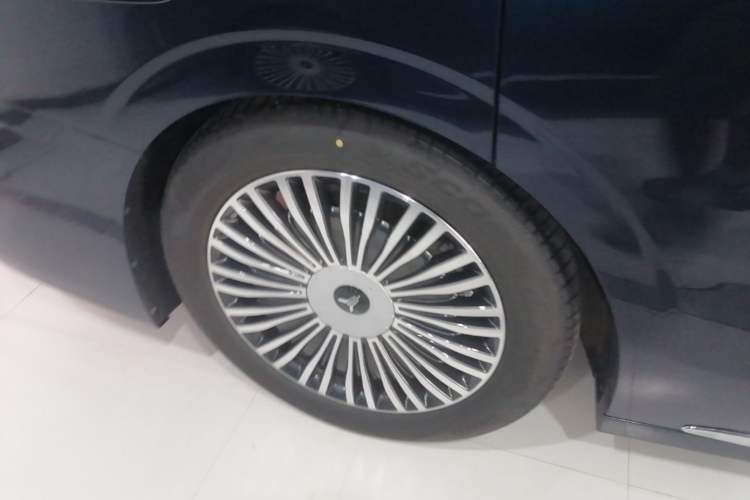 Used VOYAH Dream 2025 PHEV Four-Wheel-Drive Flagship Kunpeng Edition Right Rear Wheel Hub