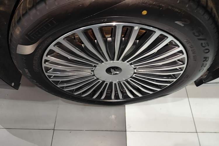 Used VOYAH Dream 2025 PHEV Four-Wheel Drive Prestige Qiankun Edition Right Rear Wheel Hub