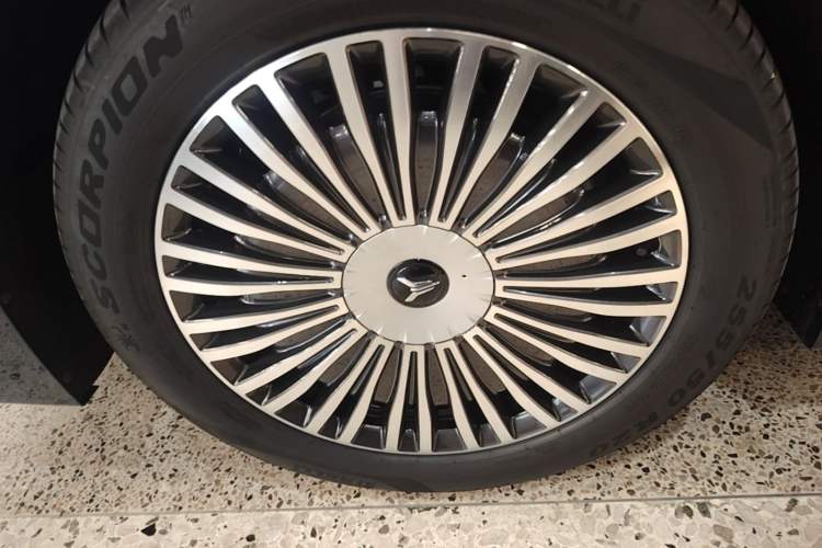 Used VOYAH Dream 2025 PHEV Four-Wheel Drive Prestige Kunpeng Edition Right Rear Wheel Hub