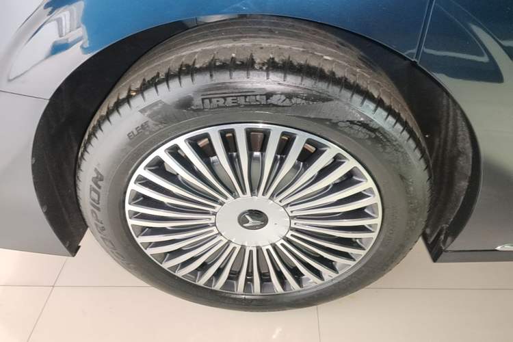 Used VOYAH Dream 2025 PHEV Four-Wheel Drive Prestige Kunpeng Edition Right Rear Wheel Hub