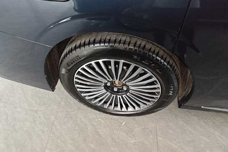 Used VOYAH Dream 2025 PHEV Four-Wheel Drive Prestige Qiankun Edition Right Rear Wheel Hub