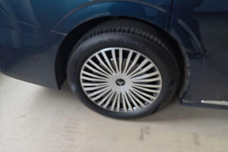 Used VOYAH Dream 2025 PHEV Four-Wheel Drive Prestige Kunpeng Edition Right Rear Wheel Hub