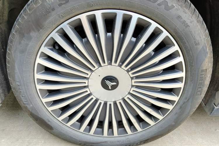 Used VOYAH Dream 2025 PHEV Four-Wheel Drive Prestige Qiankun Edition Right Rear Wheel Hub