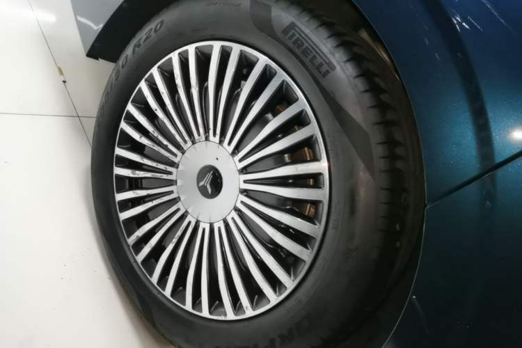 Used VOYAH Dream 2025 PHEV Four-Wheel-Drive Flagship Version – Qiankun Edition Right Rear Wheel Hub