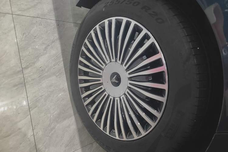 Used VOYAH Dream 2025 PHEV Four-Wheel-Drive Flagship Kunpeng Edition Right Rear Wheel Hub