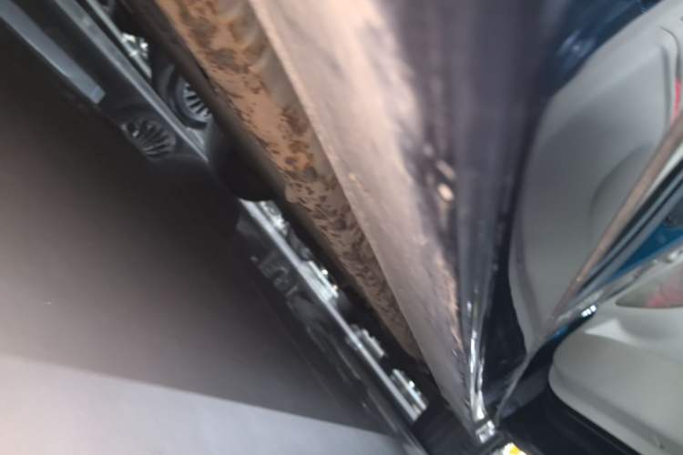 Used VOYAH Dream 2025 PHEV Four-Wheel-Drive Flagship Kunpeng Edition Right Side Sill