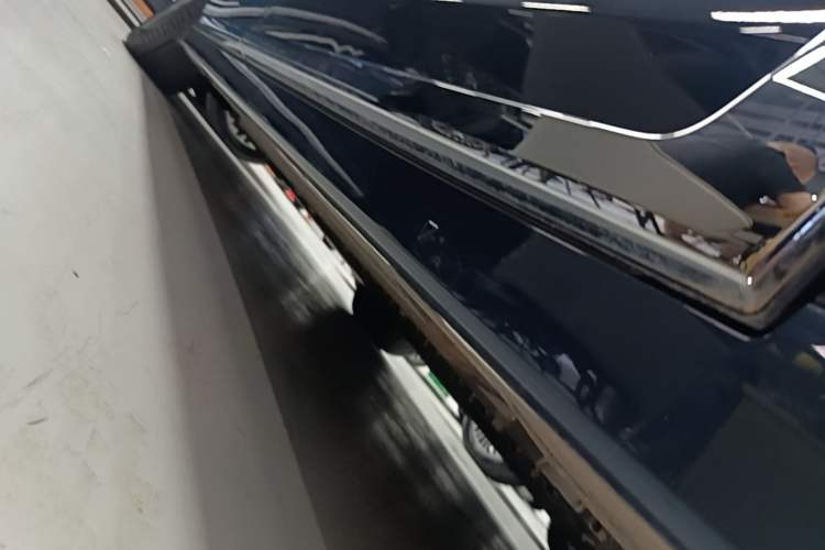 Used VOYAH Dream 2025 PHEV Four-Wheel-Drive Flagship Kunpeng Edition Right Side Sill