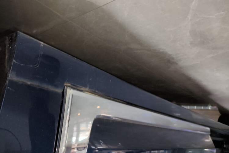 Used VOYAH Dream 2025 PHEV Four-Wheel-Drive Flagship Kunpeng Edition Right Side Sill