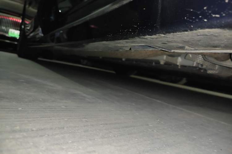 Used VOYAH Dream 2025 PHEV Four-Wheel-Drive Flagship Kunpeng Edition Right Side Sill