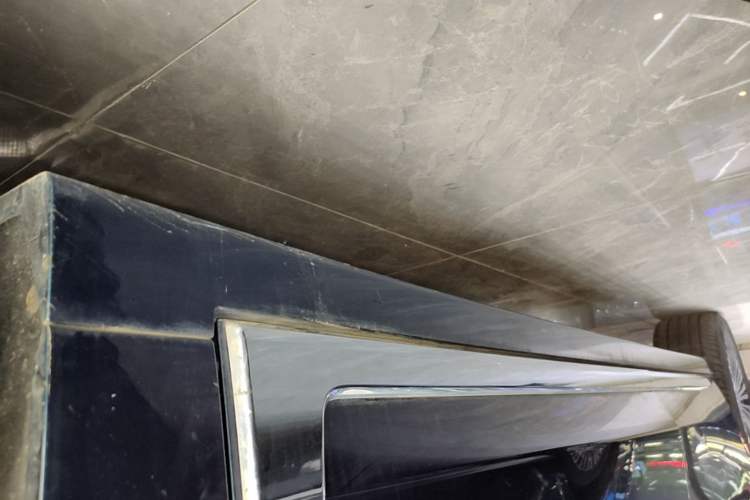 Used VOYAH Dream 2025 PHEV Four-Wheel-Drive Flagship Kunpeng Edition Right Side Sill