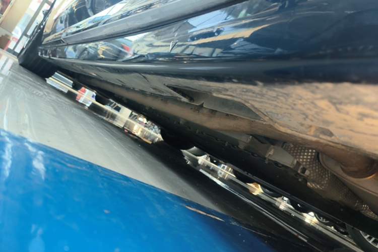 Used VOYAH Dream 2025 PHEV Four-Wheel-Drive Flagship Kunpeng Edition Right Side Sill
