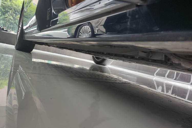 Used VOYAH Dream 2025 PHEV Four-Wheel-Drive Flagship Kunpeng Edition Right Side Sill