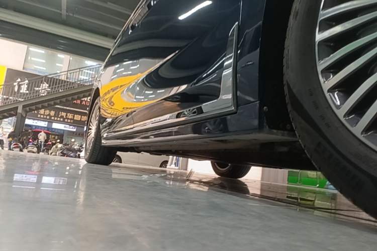 Used VOYAH Dream 2025 PHEV Four-Wheel Drive Prestige Qiankun Edition Right Side Sill