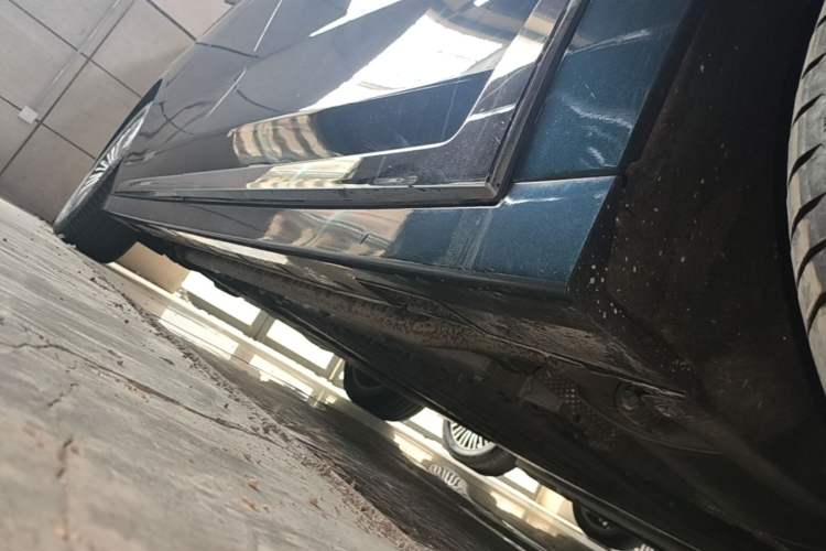 Used VOYAH Dream 2025 PHEV Four-Wheel-Drive Flagship Kunpeng Edition Right Side Sill