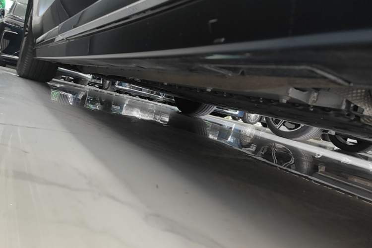 Used VOYAH Dream 2025 PHEV Four-Wheel-Drive Flagship Kunpeng Edition Right Side Sill