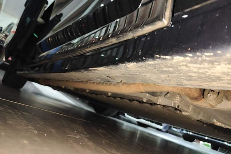 Used VOYAH Dream 2025 PHEV Four-Wheel-Drive Flagship Kunpeng Edition Right Side Sill