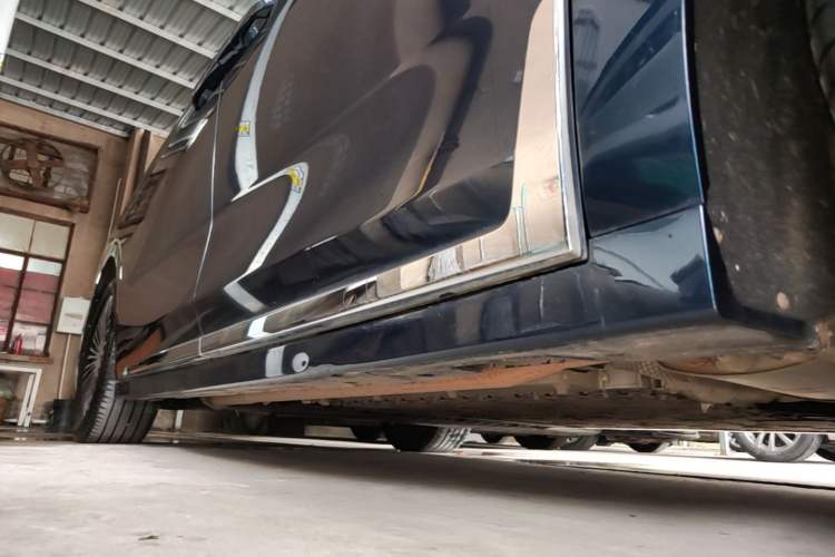 Used VOYAH Dream 2025 PHEV Four-Wheel-Drive Flagship Kunpeng Edition Right Side Sill