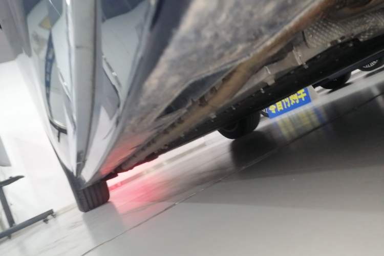 Used VOYAH Dream 2025 PHEV Four-Wheel-Drive Flagship Kunpeng Edition Right Side Sill