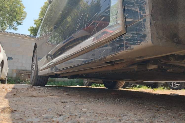 Used VOYAH Dream 2025 PHEV Four-Wheel-Drive Flagship Kunpeng Edition Right Side Sill