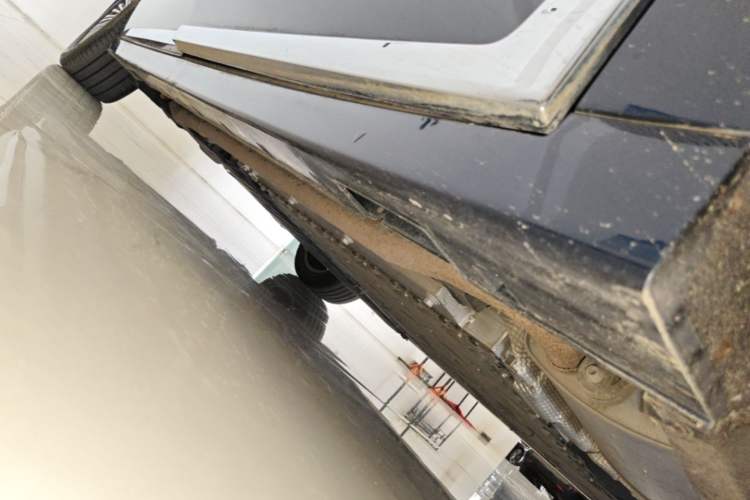 Used VOYAH Dream 2025 PHEV Four-Wheel-Drive Flagship Kunpeng Edition Right Side Sill