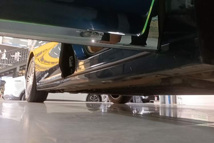 Used VOYAH Dream 2025 PHEV Four-Wheel-Drive Flagship Kunpeng Edition Right Side Sill