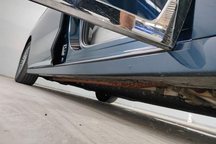 Used VOYAH Dream 2025 PHEV Four-Wheel-Drive Flagship Kunpeng Edition Right Side Sill