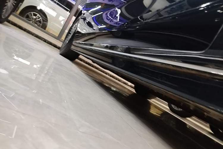 Used VOYAH Dream 2025 PHEV Four-Wheel-Drive Flagship Kunpeng Edition Right Side Sill