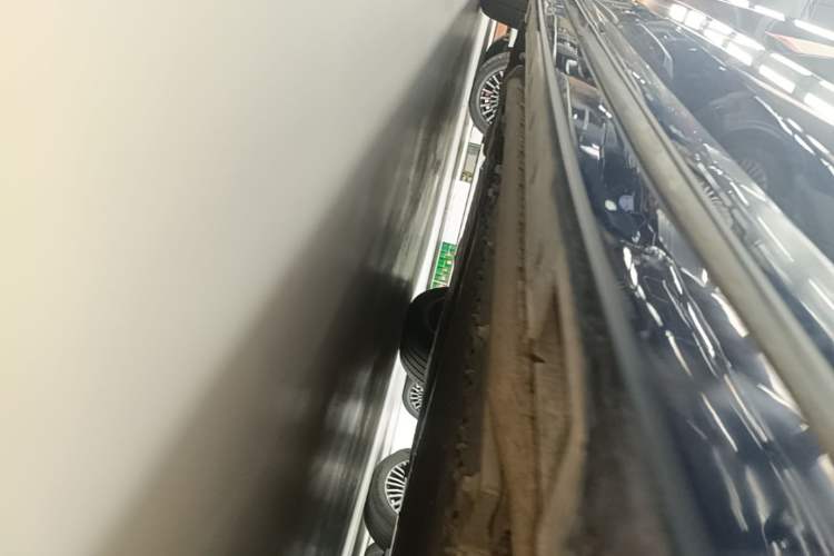 Used VOYAH Dream 2025 PHEV Four-Wheel-Drive Flagship Kunpeng Edition Right Side Sill