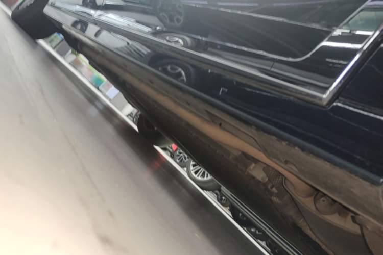 Used VOYAH Dream 2025 PHEV Four-Wheel Drive Prestige Kunpeng Edition Right Side Sill