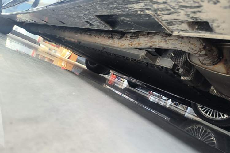 Used VOYAH Dream 2025 PHEV Four-Wheel-Drive Flagship Kunpeng Edition Right Side Sill