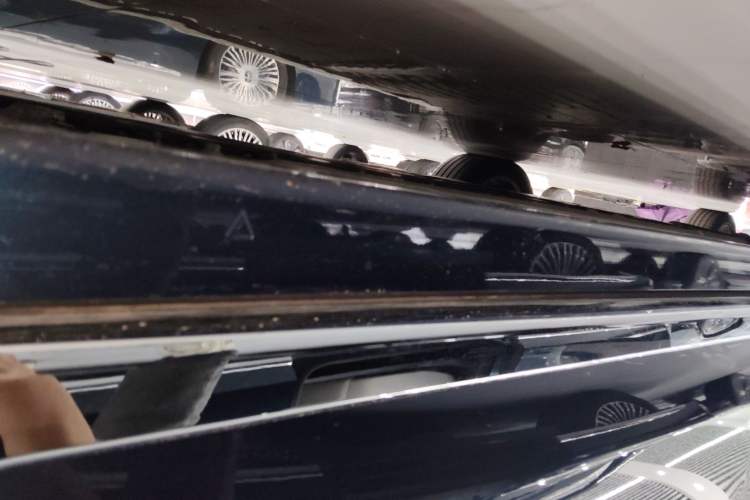 Used VOYAH Dream 2025 PHEV Four-Wheel-Drive Flagship Kunpeng Edition Right Side Sill