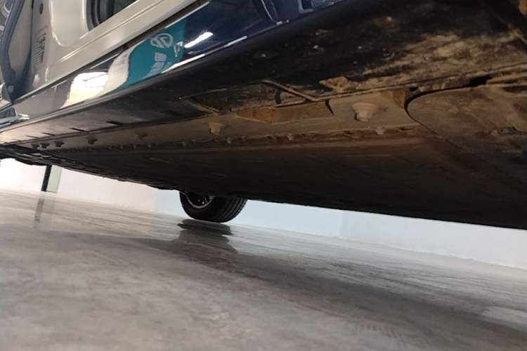 Used VOYAH Dream 2025 EV Four-Wheel Drive Flagship Kunpeng Edition Right Side Sill