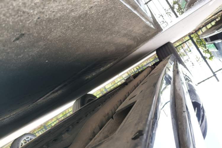 Used VOYAH Dream 2025 PHEV Four-Wheel-Drive Flagship Kunpeng Edition Right Side Sill