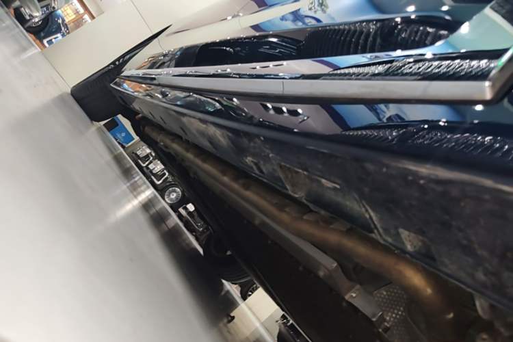 Used VOYAH Dream 2025 PHEV Four-Wheel-Drive Flagship Kunpeng Edition Right Side Sill