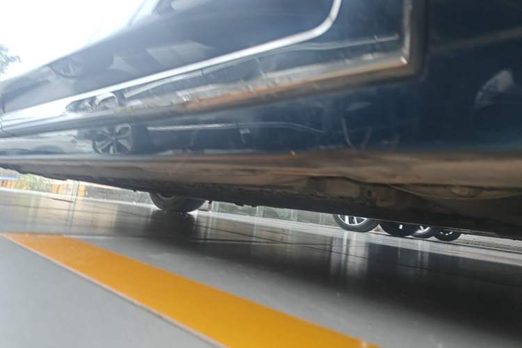 Used VOYAH Dream 2025 PHEV Four-Wheel-Drive Flagship Kunpeng Edition Right Side Sill