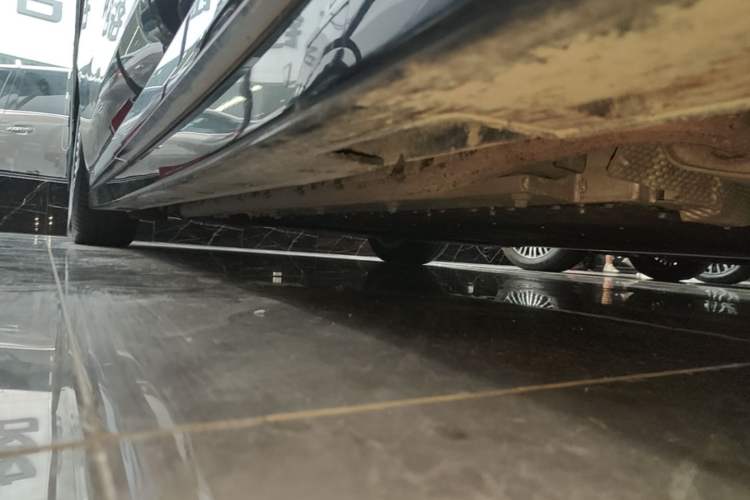 Used VOYAH Dream 2025 PHEV Four-Wheel-Drive Flagship Kunpeng Edition Right Side Sill