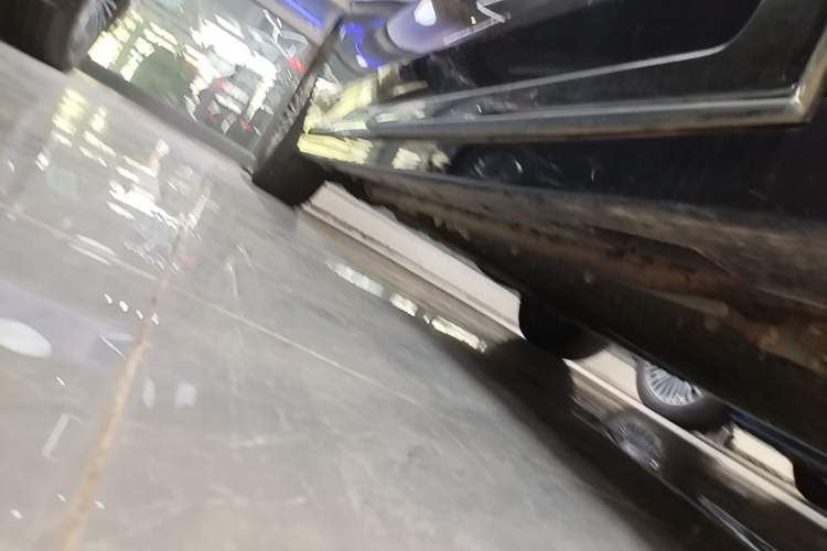 Used VOYAH Dream 2025 PHEV Four-Wheel-Drive Flagship Kunpeng Edition Right Side Sill
