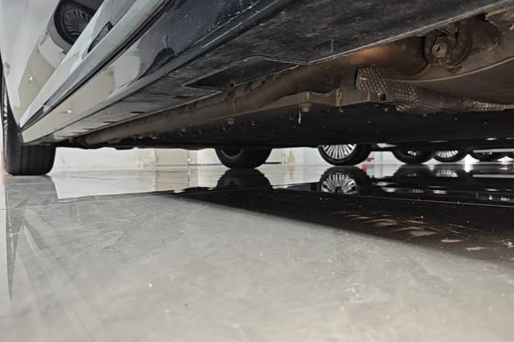 Used VOYAH Dream 2025 PHEV Four-Wheel-Drive Flagship Kunpeng Edition Right Side Sill