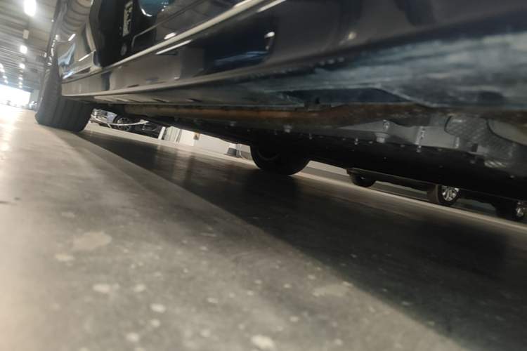 Used VOYAH Dream 2025 PHEV Four-Wheel-Drive Flagship Kunpeng Edition Right Side Sill
