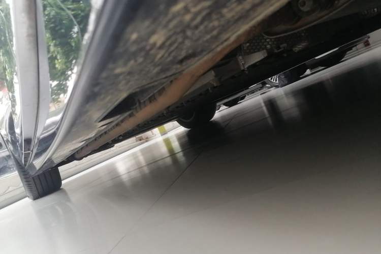 Used VOYAH Dream 2025 PHEV Four-Wheel-Drive Flagship Kunpeng Edition Right Side Sill